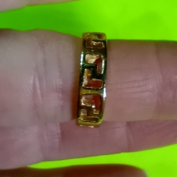Goldtone cut out band ring size 6.5 - Picture 3 of 3